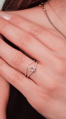 Parlak Elmas Kolyeler ve Altın Mücevherler