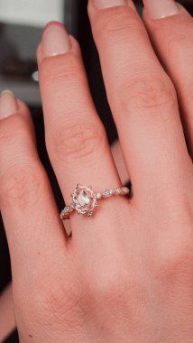 Parlak Elmas Kolyeler ve Altın Mücevherler