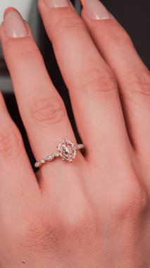 Parlak Elmas Kolyeler ve Altın Mücevherler