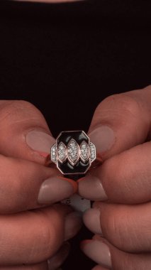 Parlak Elmas Kolyeler ve Altın Mücevherler