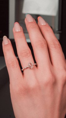 Parlak Elmas Kolyeler ve Altın Mücevherler