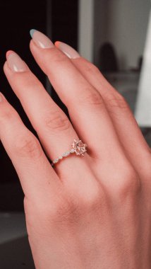 Parlak Elmas Kolyeler ve Altın Mücevherler