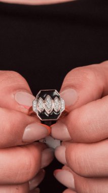 Parlak Elmas Kolyeler ve Altın Mücevherler