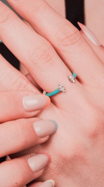 Parlak Elmas Kolyeler ve Altın Mücevherler