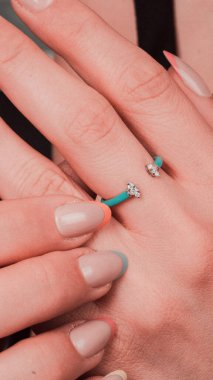 Parlak Elmas Kolyeler ve Altın Mücevherler