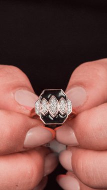 Parlak Elmas Kolyeler ve Altın Mücevherler