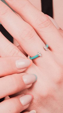 Parlak Elmas Kolyeler ve Altın Mücevherler