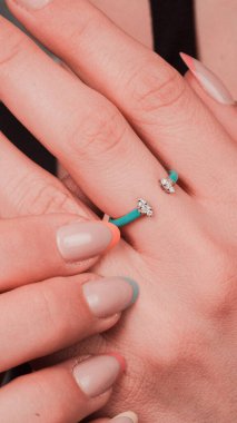 Parlak Elmas Kolyeler ve Altın Mücevherler