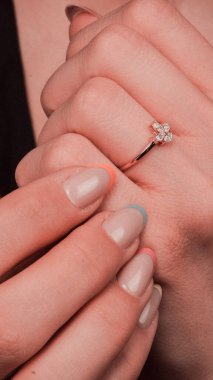 Parlak Elmas Kolyeler ve Altın Mücevherler