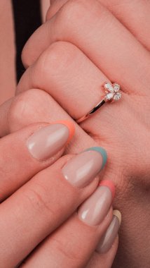 Parlak Elmas Kolyeler ve Altın Mücevherler