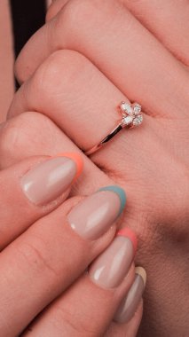 Parlak Elmas Kolyeler ve Altın Mücevherler