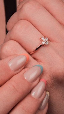 Parlak Elmas Kolyeler ve Altın Mücevherler