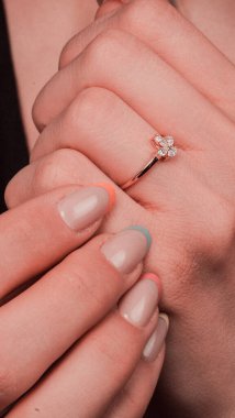 Parlak Elmas Kolyeler ve Altın Mücevherler