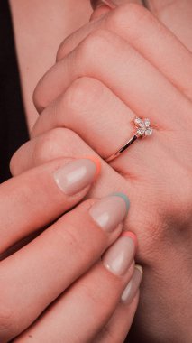 Parlak Elmas Kolyeler ve Altın Mücevherler