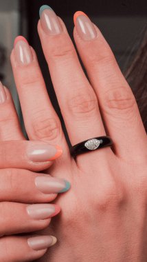 Parlak Elmas Kolyeler ve Altın Mücevherler