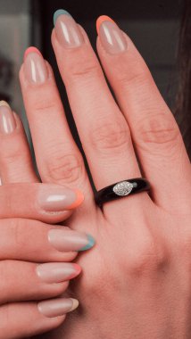 Parlak Elmas Kolyeler ve Altın Mücevherler