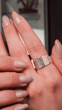 Parlak Elmas Kolyeler ve Altın Mücevherler