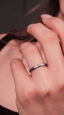 Parlak Elmas Kolyeler ve Altın Mücevherler