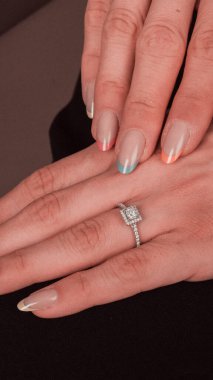 Parlak Elmas Kolyeler ve Altın Mücevherler