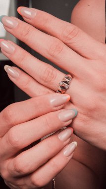 Parlak Elmas Kolyeler ve Altın Mücevherler