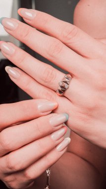 Parlak Elmas Kolyeler ve Altın Mücevherler