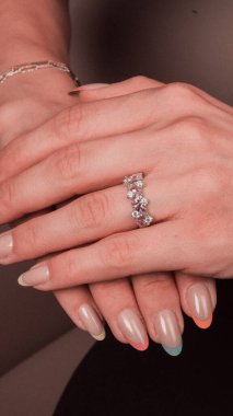 Parlak Elmas Kolyeler ve Altın Mücevherler