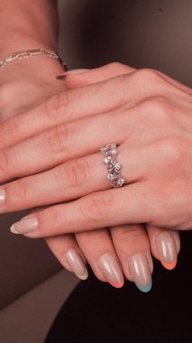 Parlak Elmas Kolyeler ve Altın Mücevherler