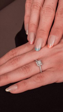 Parlak Elmas Kolyeler ve Altın Mücevherler