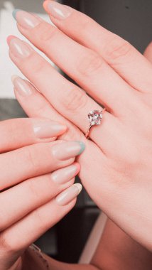 Parlak Elmas Kolyeler ve Altın Mücevherler