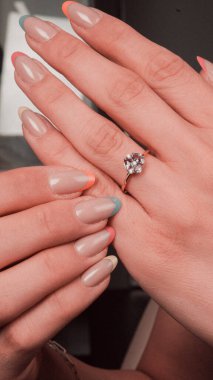 Parlak Elmas Kolyeler ve Altın Mücevherler