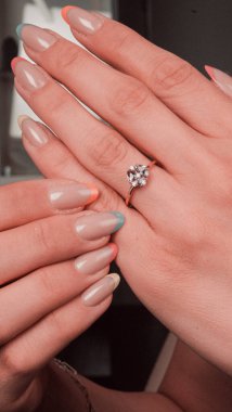 Parlak Elmas Kolyeler ve Altın Mücevherler