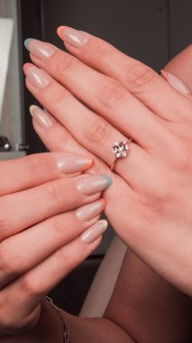 Parlak Elmas Kolyeler ve Altın Mücevherler