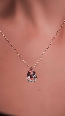 Akşam Şenliği İçin Parlayan Altın ve Elmas Mücevherler