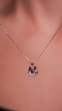 Akşam Şenliği İçin Parlayan Altın ve Elmas Mücevherler