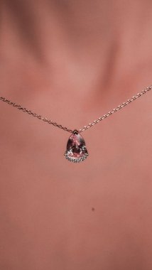 Akşam Şenliği İçin Parlayan Altın ve Elmas Mücevherler