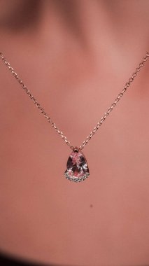 Akşam Şenliği İçin Parlayan Altın ve Elmas Mücevherler