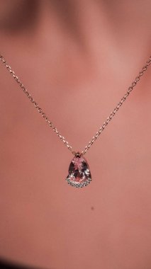 Akşam Şenliği İçin Parlayan Altın ve Elmas Mücevherler