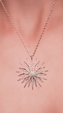 Akşam Şenliği İçin Parlayan Altın ve Elmas Mücevherler