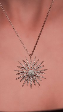 Akşam Şenliği İçin Parlayan Altın ve Elmas Mücevherler