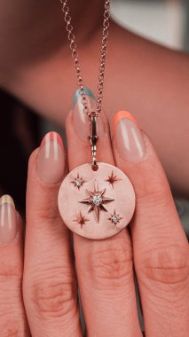 Akşam Şenliği İçin Parlayan Altın ve Elmas Mücevherler