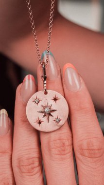 Akşam Şenliği İçin Parlayan Altın ve Elmas Mücevherler