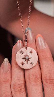 Akşam Şenliği İçin Parlayan Altın ve Elmas Mücevherler