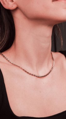 Akşam Şenliği İçin Parlayan Altın ve Elmas Mücevherler