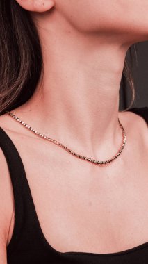 Akşam Şenliği İçin Parlayan Altın ve Elmas Mücevherler