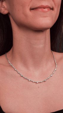 Akşam Şenliği İçin Parlayan Altın ve Elmas Mücevherler