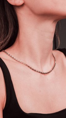 Akşam Şenliği İçin Parlayan Altın ve Elmas Mücevherler