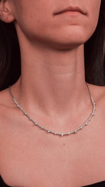 Akşam Şenliği İçin Parlayan Altın ve Elmas Mücevherler