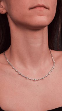 Akşam Şenliği İçin Parlayan Altın ve Elmas Mücevherler