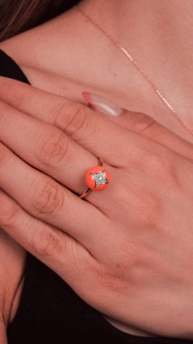 Akşam Şenliği İçin Parlayan Altın ve Elmas Mücevherler