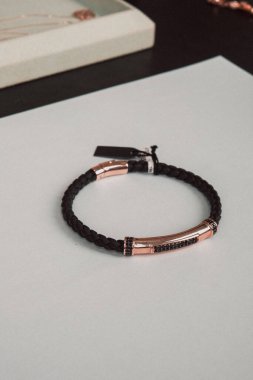 Kalın ve Zarif Elmas ve Altın İfade Parçaları